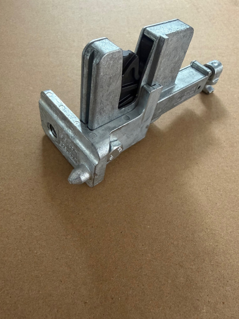 Garador Retractable Double Door Bottom Latch and Bracket Assembly