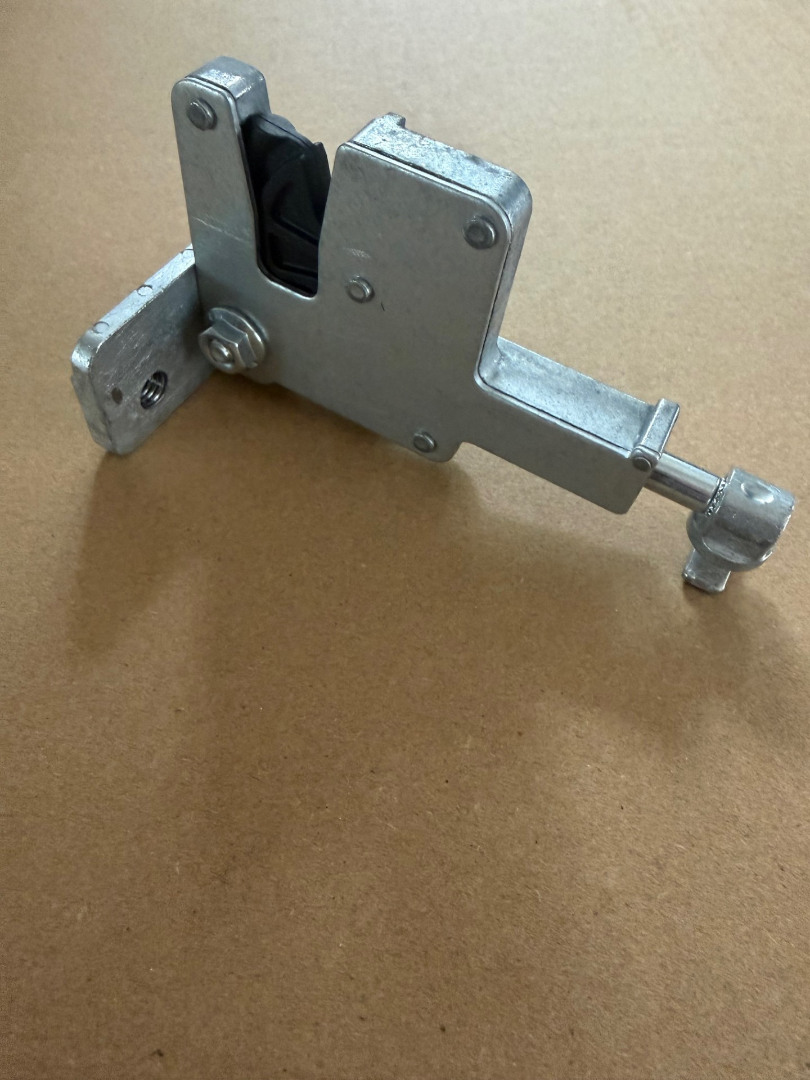 Garador Retractable Double Door Bottom Latch and Bracket Assembly